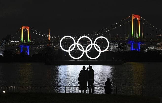 Bilder des Jahres 2020, Sport 12 Dezember Sport Themen der Woche KW49 Reinstallation of Olympic rings in Tokyo Bay The Olympic rings glow in the dark after being reinstalled in Tokyo Bay off Odaiba Marine Park on Dec. 1, 2020, after they underwent a safety inspection and maintenance. The rings were temporarily removed in August following the Tokyo Summer Games postponement until 2021 due to the coronavirus pandemic. 