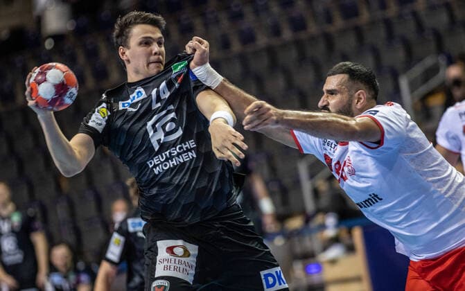 01.12.2020, Berlin, Handball, EHF European League, Gruppe B, Gruppenphase, 5. Spieltag, Max-Schmeling-Halle: Fuechse Berlin gegen Dinamo Bucuresti. Berlins Frederik Simak (l) kaempft gegen Seyed Mousavi von Bukarest um den Ball. Fuechse Berlin - Dinamo Bucuresti