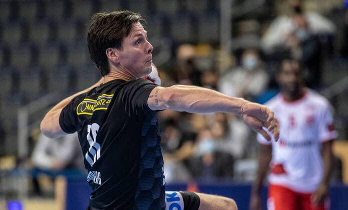 01.12.2020, Berlin, Handball, EHF European League, Gruppe B, Gruppenphase, 5. Spieltag, Max-Schmeling-Halle: Fuechse Berlin gegen Dinamo Bucuresti. Berlins Hans Lindberg wirft den Ball auf das Tor. Fuechse Berlin - Dinamo Bucuresti