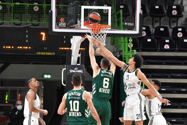 ismael Bako (asvel) vs Georgios Papgiannis (panathinaikos) BASKETBALL : LDLC ASVEL vs Panathinaikos Athenes - Euroleague - 01 12 2020 FredericChambert Panoramic 