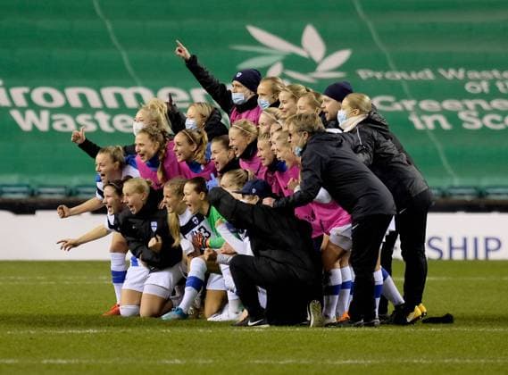 Sport Bilder des Tages EASTER ROAD STADIUM, EDINBURGH, SCOTLAND, DEC 1ST: The Finnish team celebrate after the UEFA Women?s EURO 2022 Qualifying match at Easter Road Stadium in Edinburgh, Scotland. Alex Todd SPP Scotland v Finland 