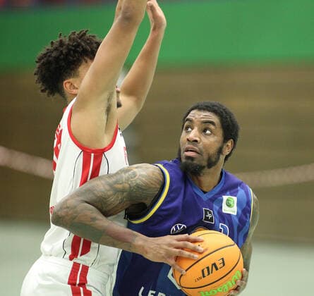Basketball, ProB BARMER 2. Basketball Bundesliga, Nachholspiel vom 2. Spieltag, ETV Hamburg - EN Baskets Schwelm (59:81), Mubarak Salami (ETV, l.), ANELL ALEXIS. Wandsbek Hamburg
