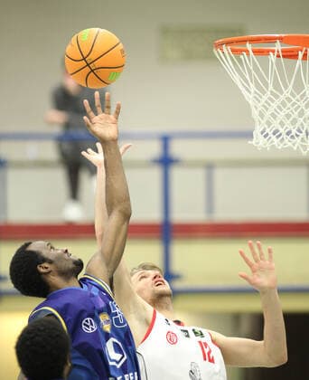 Basketball, ProB BARMER 2. Basketball Bundesliga, Nachholspiel vom 2. Spieltag, ETV Hamburg - EN Baskets Schwelm (59:81), MONTRAEL SCOTT (Schwelm, l.), Jan Gust. Wandsbek Hamburg