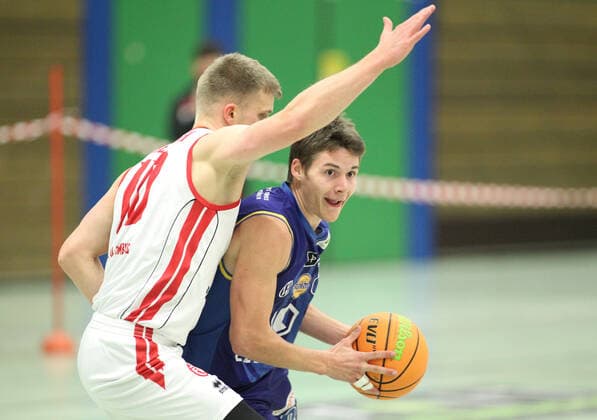 Basketball, ProB BARMER 2. Basketball Bundesliga, Nachholspiel vom 2. Spieltag, ETV Hamburg - EN Baskets Schwelm (59:81), Fabian Paetsch (ETV, l.), DAVID EWALD. Wandsbek Hamburg
