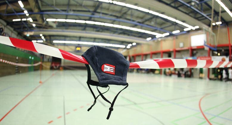 Basketball, ProB BARMER 2. Basketball Bundesliga, Nachholspiel vom 2. Spieltag, ETV Hamburg - EN Baskets Schwelm (59:81), Eine Mund-Nasen-Maske mit dem Logo von Hamburg hängt an der Begrenzung des Spielfelds. Das Spielfeld wurde wegen des Hygienekonzepts des ETV mit Flatterband abgesperrt. Lediglich die Spieler und Schiedsrichter durften es betreten. Symbolbild in der Coronakrise, Symbolfoto Sport in der Coronakrise. Wandsbek Hamburg