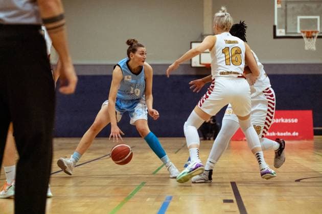 BERGISCH GLADBACH, GERMANY, DEC 2nd Carla Hermann ( 10 Bascats) controls the ball during the Toyota-DBBL-Cup game between the Rheinland Lions and the Capitol Bascats Düsseldorf at Schulzentrum Herkenrath, Bergisch Gladbach, Germany. T. HERZBERG Rheinland Lions vCapitol Bascats Düsseldorf 