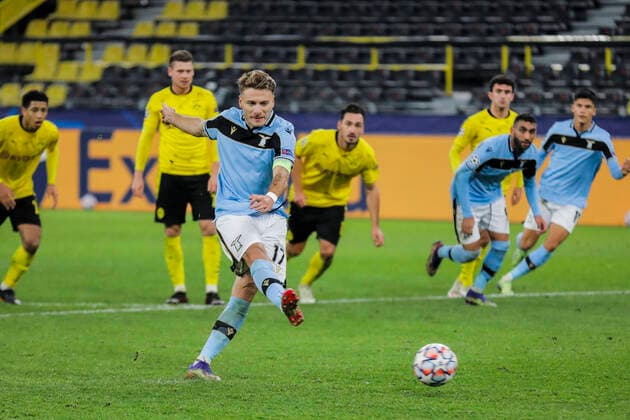 Bilder des Jahres 2020, Sport 12 Dezember Sport Themen der Woche KW49 Sport Bilder des Tages Dortmund, Signal-Iduna-Park, 02.12.20: Ciro Immobile (Rom) schiesst per Elfmeter das 1:1 Ausgleichstor im Championsleague Spiel Borussia Dortmund vs. Lazio Rom. *** Dortmund, Signal Iduna Park, 02 12 20 Ciro Immobile Rom kicks the 1 1 equaliser in the Championsleague match Borussia Dortmund vs Lazio Rom