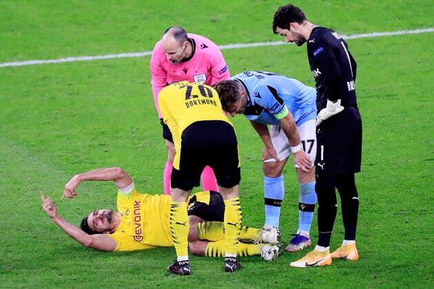 Bilder des Jahres 2020, Sport 12 Dezember Sport Themen der Woche KW49 Sport Bilder des Tages HUMMELS Mats Team BVB verletzt mit Kapitaen IMMOBILE Ciro Schiedsrichter LAHOZ Mateu und Torwart BUERKI Roman UEFA Champions League Saison 2020-2021 Gruppe F Spiel Borussia Dortmund - Lazio Rom 1 : 1 am 02. 12. 2020 in Dortmund DFL REGULATIONS PROHIBIT ANY USE OF PHOTOGRAPHS as IMAGE SEQUENCES and or QUASI-VIDEO *** HUMMELS Mats Team BVB injured with captain IMMOBILE Ciro referee LAHOZ Mateu and goalkeeper BUERKI Roman UEFA Champions League season 2020 2021 Group F game Borussia Dortmund Lazio Rome 1 1 on 02 12 2020 in Dortmund DFL REGULATIONS PROHIBIT ANY USE OF PHOTOGRAPHS as IMAGE SEQUENCES and or QUASI VIDEO