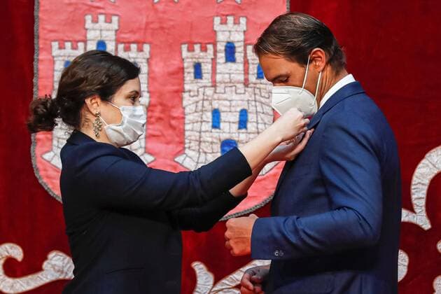 Bilder des Jahres 2020, Sport 12 Dezember Sport Themen der Woche KW49 Sport Bilder des Tages Spanish tennis player Rafael Nadal receives from Madrid s Regional President, Isabel Ayuso, the Grand Cross of the Order of the Second of May during a ceremony held in Madrid, Spain, 03 December 2020. The Grand Cross of the Order of the Second of May is given to personalities or institutions with exemplary conduct that stand out for their dedication to citizenship in different areas. Rafael Nadal receives the Grand Cross of the Order of the Second of May !ACHTUNG: NUR REDAKTIONELLE NUTZUNG!  Copyright: xEMILIOxNARANJOx GRAF9566 20201203-637426001702448788