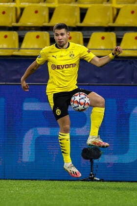 Dortmund, Signal-Iduna-Park, 02.12.20: Raphael Guerreiro (Dortmund) am Ball im Championsleague Spiel Borussia Dortmund vs. Lazio Rom. *** Dortmund, Signal Iduna Park, 02 12 20 Raphael Guerreiro Dortmund on the ball in the Champions League match Borussia Dortmund vs.