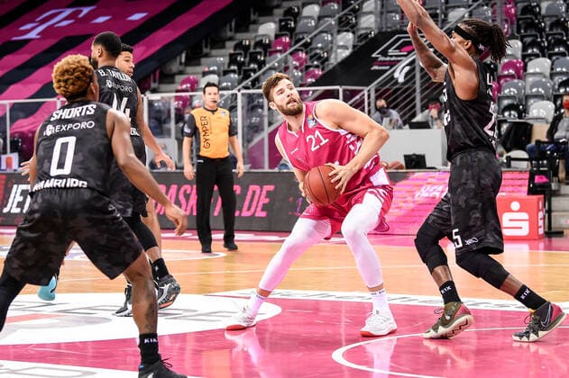 easyCredit BBL, Telekom Baskets Bonn vs. Hamburg Towers, 03.12.2020 Leon Kratzer (Telekom Baskets Bonn 21), easyCredit BBL, Telekom Baskets Bonn vs. Hamburg Towers am 03.12.2020 im Telekom Dome Bonn, Bonn (Nordrhein-Westfalen) Copyright: xBEAUTIFULxSPORTS Mueller-Laschetx