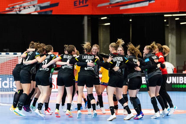 Bilder des Jahres 2020, Sport 12 Dezember Sport Themen der Woche KW49 Sport Bilder des Tages 201203 Players of Germany celebrate after the EHF European Handball Championship match between Romania and Germany on December 3, 2020 in Kolding. Photo: Petter Arvidson BILDBYRAN kod PA PA0120 handball handboll handball ehf euro 2020 em 2020 handball championship 2020 handbolls-em 2020 romania germany day 1 dam bbeng jubel *** 201203 Players of Germany celebrate after the EHF European Handball Championship match between Romania and Germany on December 3, 2020 in Kolding Photo Petter Arvidson BILDBYRAN kod PA PA0120 handball handboll handball ehf euro 2020 em 2020 handball championship 2020 handbolls em 2020 romania germany day 1 dam bbeng cheers,  Copyright: PETTERxARVIDSON BB201203PA082