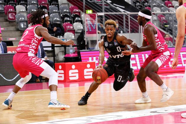 BBL easyCredit Basketball Bundesliga Saison 2020 2021 4. Spieltag am Donnerstag, 03. Dezember 2020 im Telekom Dome: Telekom Baskets Bonn - Hamburg Towers v.l. Xavier Pollard ( Bonn ), TJ Shorts II ( Towers ), Josh Hagins ( Bonn ) Telekom Baskets Bonn - Hamburg Towers
