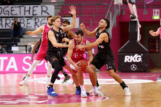 BBL easyCredit Basketball Bundesliga Saison 2020 2021 4. Spieltag am Donnerstag, 03. Dezember 2020 im Telekom Dome: Telekom Baskets Bonn - Hamburg Towers v.l. Jordan Swing ( Towers ), Anthony TJ DiLeo ( Bonn ), Max DiLeo ( Towers ) Telekom Baskets Bonn - Hamburg Towers