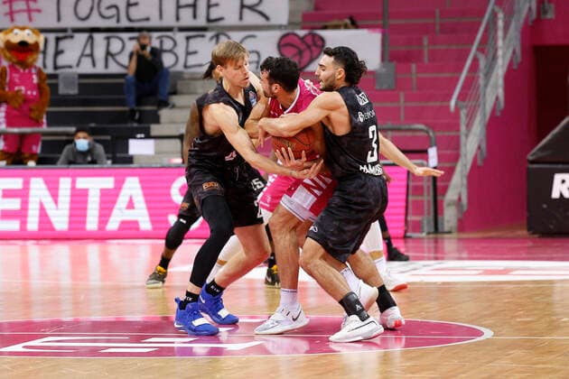 BBL easyCredit Basketball Bundesliga Saison 2020 2021 4. Spieltag am Donnerstag, 03. Dezember 2020 im Telekom Dome: Telekom Baskets Bonn - Hamburg Towers v.l. Jordan Swing ( Towers ), Anthony TJ DiLeo ( Bonn ), Max DiLeo ( Towers ) Telekom Baskets Bonn - Hamburg Towers