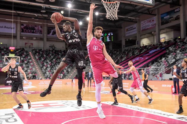 easyCredit BBL, Telekom Baskets Bonn vs. Hamburg Towers, 03.12.2020 Zac Cuthbertson (Hamburg Towers 40), Leon Kratzer (Telekom Baskets Bonn 21), easyCredit BBL, Telekom Baskets Bonn vs. Hamburg Towers am 03.12.2020 im Telekom Dome Bonn, Bonn (Nordrhein-Westfalen) Copyright: xBEAUTIFULxSPORTS Mueller-Laschetx
