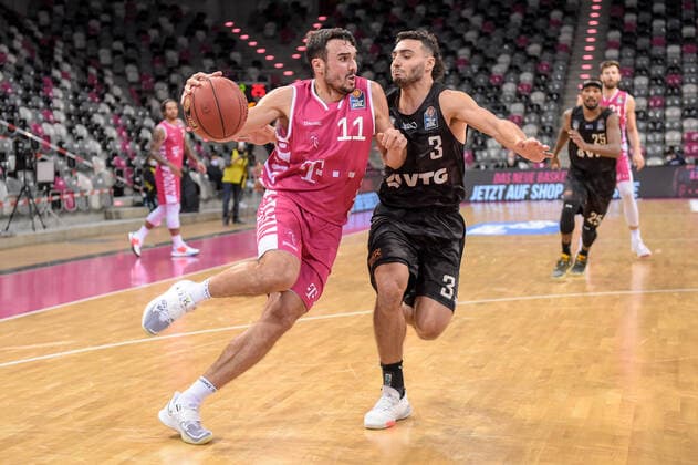 easyCredit BBL, Telekom Baskets Bonn vs. Hamburg Towers, 03.12.2020 Anthony DiLeo (Telekom Baskets Bonn 11),Maximilian DiLeo (Hamburg Towers 3), easyCredit BBL, Telekom Baskets Bonn vs. Hamburg Towers am 03.12.2020 im Telekom Dome Bonn, Bonn (Nordrhein-Westfalen) Copyright: xBEAUTIFULxSPORTS Mueller-Laschetx