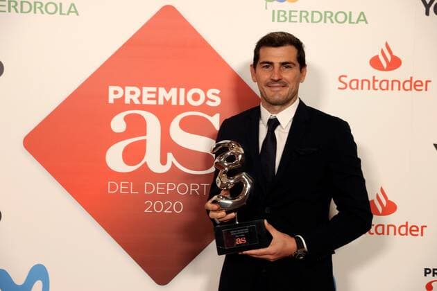 Sport Bilder des Tages Spanish goalkeeper Iker Casillas poses after receiving the AS Sports Career Recognition Award on the Spanish sports newspaper AS Sports Award Ceremony Gala at the Royal Theater in Madrid, Spain, 03 December 2020. The AS Sports Awards are yearly handed out to prominent figures in the sports panorama. AS Sports Award Ceremony Gala !ACHTUNG: NUR REDAKTIONELLE NUTZUNG!  Copyright: xJuanJoxMartinx GRAF9788 20201203-637426216438112177