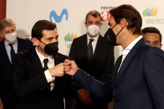 Spanish goalkeeper Iker Casillas (L) and Spanish tennis player Rafa Nadal chat during the Spanish sports newspaper AS Sports Award Ceremony Gala at the Royal Theater in Madrid, Spain, 03 December 2020. The AS Sports Awards are yearly handed out to prominent figures in the sports panorama. AS Sports Award Ceremony Gala !ACHTUNG: NUR REDAKTIONELLE NUTZUNG!  Copyright: xJuanJoxMartinx GRAF9812 20201203-637426227749080953