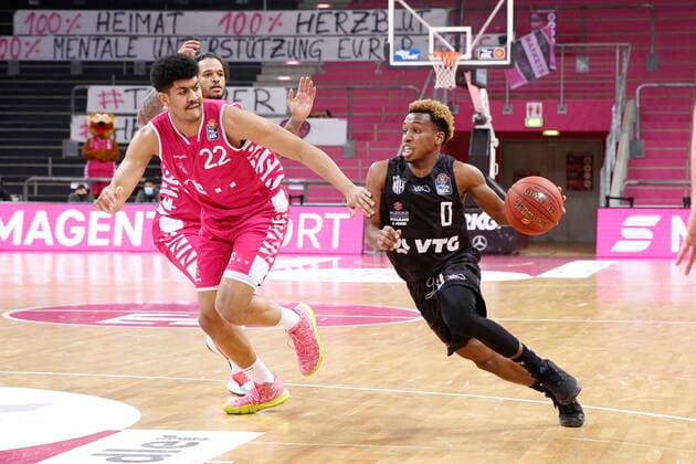 BBL easyCredit Basketball Bundesliga Saison 2020 2021 4. Spieltag am Donnerstag, 03. Dezember 2020 im Telekom Dome: Telekom Baskets Bonn - Hamburg Towers v.l. Gabriel De Oliveira ( Bonn ), TJ Shorts II ( Towers ) Telekom Baskets Bonn - Hamburg Towers