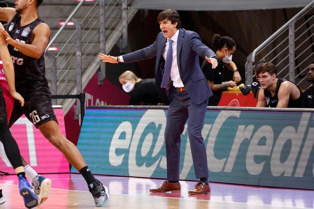 BBL easyCredit Basketball Bundesliga Saison 2020 2021 4. Spieltag am Donnerstag, 03. Dezember 2020 im Telekom Dome: Telekom Baskets Bonn - Hamburg Towers Headcoach Pedro Calles ( Towers ) Telekom Baskets Bonn - Hamburg Towers