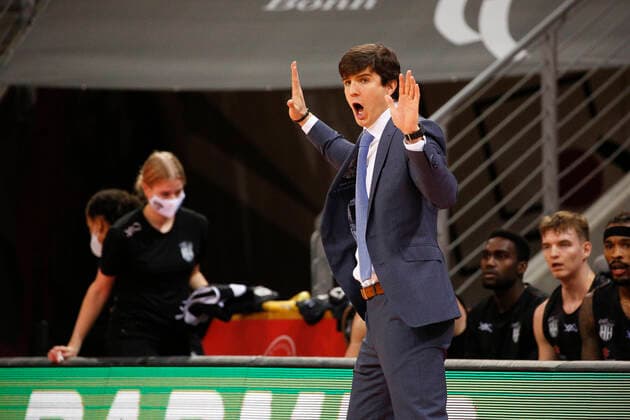 BBL easyCredit Basketball Bundesliga Saison 2020 2021 4. Spieltag am Donnerstag, 03. Dezember 2020 im Telekom Dome: Telekom Baskets Bonn - Hamburg Towers Headcoach Pedro Calles ( Towers ) Telekom Baskets Bonn - Hamburg Towers