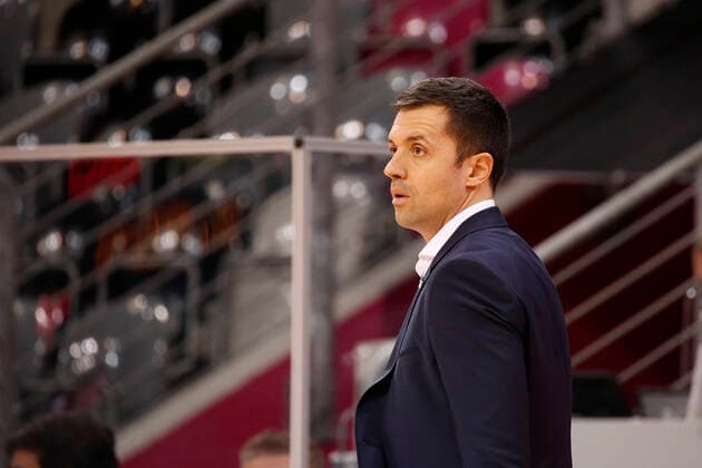 BBL easyCredit Basketball Bundesliga Saison 2020 2021 4. Spieltag am Donnerstag, 03. Dezember 2020 im Telekom Dome: Telekom Baskets Bonn - Hamburg Towers Headcoach Igor Jovovic ( Bonn ) Telekom Baskets Bonn - Hamburg Towers