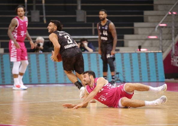 Anthony DiLeo Telekom Baskets Bonn vs. Max DiLeo Hamburg Towers easyCredit BBL 1. Bundesliga , Saison 2020 2021 , 5. Spieltag