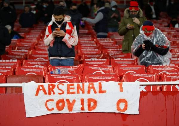 Bilder des Jahres 2020, Sport 12 Dezember Sport Themen der Woche KW49 Sport Bilder des Tages Arsenal fans are allowed into the Emirates Stadium. They are the first fans to attend at a premier league stadium since March 2020 due to Covid19 pandemic during the UEFA Europa League match at the Emirates Stadium, London. Picture date: 3rd December 2020. Picture credit should read: David Klein Sportimage EDITORIAL USE ONLY. No use with unauthorised audio, video, data, fixture lists, club league logos or live services. Online in-match use limited to 120 images, no video emulation. No use in betting, games or single club league player publications. SPI-0782-0031