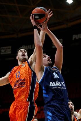Valencia Basket s Nikola Kalinic (L) in action against Alba Berlin s Kresimir Nikic (R) during a Euroleague basketball match between Valencia Basket and Alba Berlin at Fuente de San Luis stadium in Valencia, eastern Spain, 03 December 2020. Valencia Basket vs Alba Berin !ACHTUNG: NUR REDAKTIONELLE NUTZUNG!  Copyright: xMiguelxÁngelxPolox GRAF9879 20201203-637426316412313759
