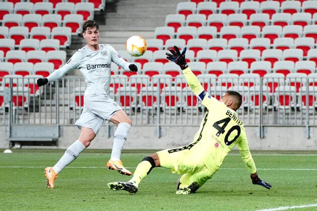 Walter Benitez (OGC Nice) - Patrik Schick (Bayer Leverkusen) FOOTBALL : OGC Nice vs Bayer Leverkusen - Europa Ligue - Nice - 03 12 2020 NorbertScanella PanoramiC 