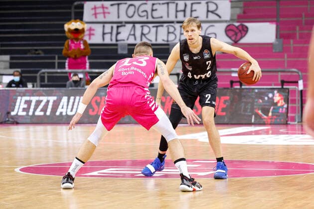 BBL easyCredit Basketball Bundesliga Saison 2020 2021 4. Spieltag am Donnerstag, 03. Dezember 2020 im Telekom Dome: Telekom Baskets Bonn - Hamburg Towers v.l. Deividas Gailius ( Bonn ), Jordan Swing ( Towers ) Telekom Baskets Bonn - Hamburg Towers
