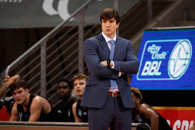 BBL easyCredit Basketball Bundesliga Saison 2020 2021 4. Spieltag am Donnerstag, 03. Dezember 2020 im Telekom Dome: Telekom Baskets Bonn - Hamburg Towers Headcoach Pedro Calles ( Towers ) Telekom Baskets Bonn - Hamburg Towers