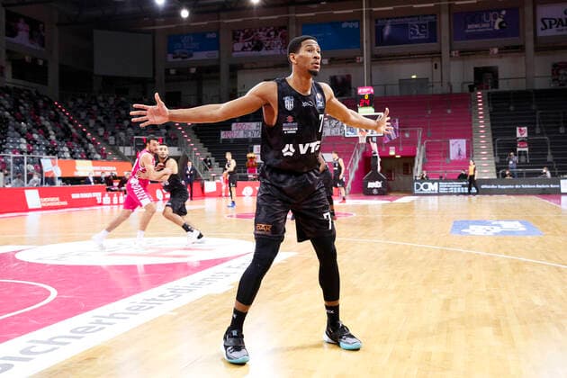 BBL easyCredit Basketball Bundesliga Saison 2020 2021 4. Spieltag am Donnerstag, 03. Dezember 2020 im Telekom Dome: Telekom Baskets Bonn - Hamburg Towers Kameron Taylor ( Towers ) Telekom Baskets Bonn - Hamburg Towers