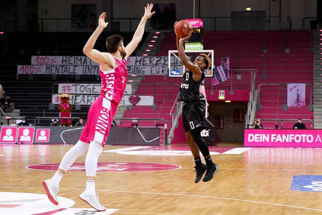 BBL easyCredit Basketball Bundesliga Saison 2020 2021 4. Spieltag am Donnerstag, 03. Dezember 2020 im Telekom Dome: Telekom Baskets Bonn - Hamburg Towers v.l. Leon Kratzer ( Bonn ), TJ Shorts II ( Towers ) Telekom Baskets Bonn - Hamburg Towers