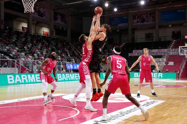 BBL easyCredit Basketball Bundesliga Saison 2020 2021 4. Spieltag am Donnerstag, 03. Dezember 2020 im Telekom Dome: Telekom Baskets Bonn - Hamburg Towers v.l. Leon Kratzer ( Bonn ), Maik Kotsar ( Towers ) Telekom Baskets Bonn - Hamburg Towers