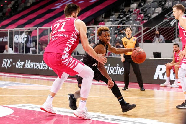 BBL easyCredit Basketball Bundesliga Saison 2020 2021 4. Spieltag am Donnerstag, 03. Dezember 2020 im Telekom Dome: Telekom Baskets Bonn - Hamburg Towers v.l. Leon Kratzer ( Bonn ), TJ Shorts II ( Towers ) Telekom Baskets Bonn - Hamburg Towers