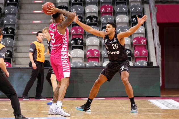 BBL easyCredit Basketball Bundesliga Saison 2020 2021 4. Spieltag am Donnerstag, 03. Dezember 2020 im Telekom Dome: Telekom Baskets Bonn - Hamburg Towers v.l. James Thompson IV ( Bonn ), Marvin Ogunsipe ( Towers ) Telekom Baskets Bonn - Hamburg Towers