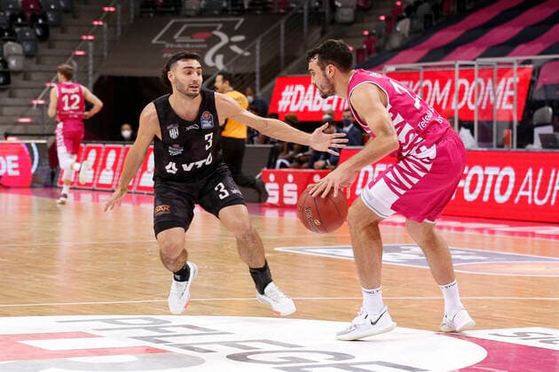 BBL easyCredit Basketball Bundesliga Saison 2020 2021 4. Spieltag am Donnerstag, 03. Dezember 2020 im Telekom Dome: Telekom Baskets Bonn - Hamburg Towers v.l. Max DiLeo ( Towers ), Anthony TJ DiLeo ( Bonn ) Telekom Baskets Bonn - Hamburg Towers
