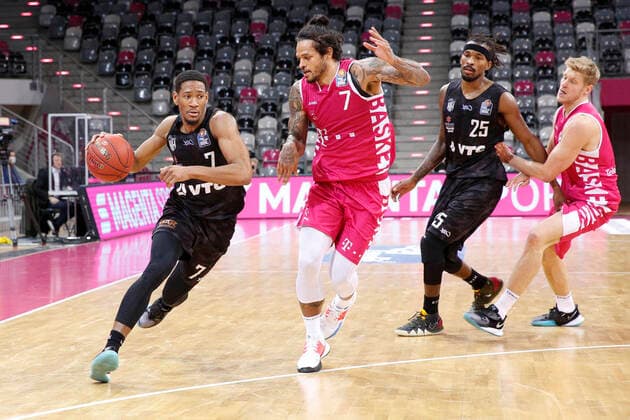 BBL easyCredit Basketball Bundesliga Saison 2020 2021 4. Spieltag am Donnerstag, 03. Dezember 2020 im Telekom Dome: Telekom Baskets Bonn - Hamburg Towers v.l. Kameron Taylor ( Towers ), Chris Babb ( Bonn ) Telekom Baskets Bonn - Hamburg Towers