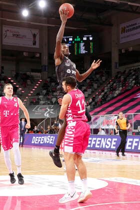 BBL easyCredit Basketball Bundesliga Saison 2020 2021 4. Spieltag am Donnerstag, 03. Dezember 2020 im Telekom Dome: Telekom Baskets Bonn - Hamburg Towers v.l. Zac Cuthbertson ( Towers ), Anthony TJ DiLeo ( Bonn ) Telekom Baskets Bonn - Hamburg Towers