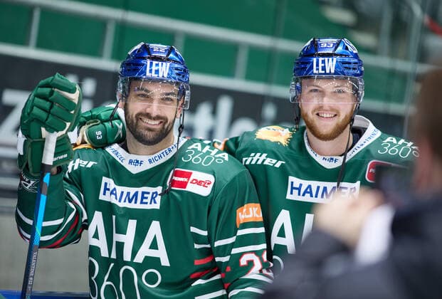 Scott Valentine (Augsburger Panther 22) und Simon Sezemsky (Augsburger Panther 93, re.) DEL, Porträttermin 2020 2021,