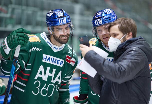 Scott Valentine (Augsburger Panther 22) und Simon Sezemsky (Augsburger Panther 93, Mitte) mit Pressesprecher Stefan Esch; DEL, Porträttermin 2020 2021,
