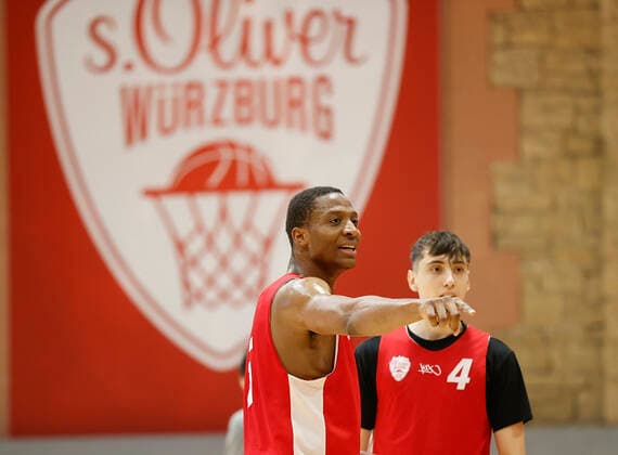 Deutschland, Wuerzburg, Trainingszentrum s.Oliver Wuerzburg, 04.12.2020, emspor, emonline, despor, deonline, Training s.Oliver Wuerzburg mit Justin Sears Bild: v. li ustin Sears (s.Oliver Wuerzburg) gibt Anweisungen an Julius Boehmer (s.Oliver Wuerzburg) Copyright: HMBxMedia xHeikoxBecker