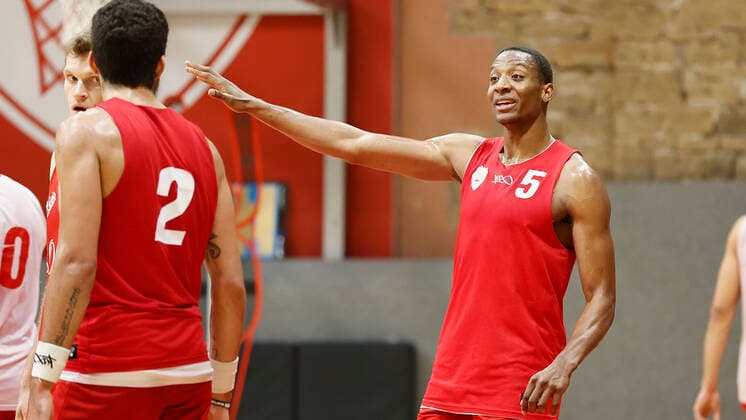 Deutschland, Wuerzburg, Trainingszentrum s.Oliver Wuerzburg, 04.12.2020, emspor, emonline, despor, deonline, Training s.Oliver Wuerzburg mit Justin Sears Bild: v. li Startet Justin Sears (s.Oliver Wuerzburg) gegen Braunschweig erstmalig fuer s.Oliver Wuerzburg in der BBL, nach ueberstandener Verletzung Copyright: HMBxMedia xHeikoxBecker