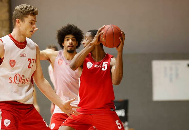Deutschland, Wuerzburg, Trainingszentrum s.Oliver Wuerzburg, 04.12.2020, emspor, emonline, despor, deonline, Training s.Oliver Wuerzburg mit Justin Sears Bild: v. li Jonas Weitzel (s.Oliver Wuerzburg), Zach Smith (s.Oliver Wuerzburg) und Justin Sears (s.Oliver Wuerzburg) Copyright: HMBxMedia xHeikoxBecker