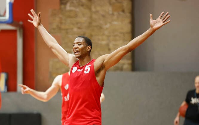 Deutschland, Wuerzburg, Trainingszentrum s.Oliver Wuerzburg, 04.12.2020, emspor, emonline, despor, deonline, Training s.Oliver Wuerzburg mit Justin Sears Bild: v. li Startet Justin Sears (s.Oliver Wuerzburg) gegen Braunschweig erstmalig fuer s.Oliver Wuerzburg in der BBL, nach ueberstandener Verletzung Copyright: HMBxMedia xHeikoxBecker