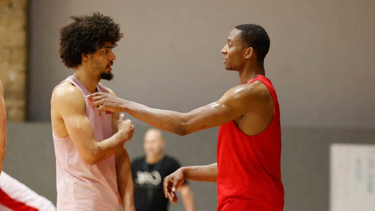Deutschland, Wuerzburg, Trainingszentrum s.Oliver Wuerzburg, 04.12.2020, emspor, emonline, despor, deonline, Training s.Oliver Wuerzburg mit Justin Sears Bild: v. li Zach Smith (s.Oliver Wuerzburg) und Justin Sears (s.Oliver Wuerzburg) Copyright: HMBxMedia xHeikoxBecker
