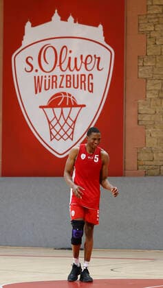 Deutschland, Wuerzburg, Trainingszentrum s.Oliver Wuerzburg, 04.12.2020, emspor, emonline, despor, deonline, Training s.Oliver Wuerzburg mit Justin Sears Bild: v. li Startet Justin Sears (s.Oliver Wuerzburg) gegen Braunschweig erstmalig fuer s.Oliver Wuerzburg in der BBL, nach ueberstandener Verletzung Copyright: HMBxMedia xHeikoxBecker