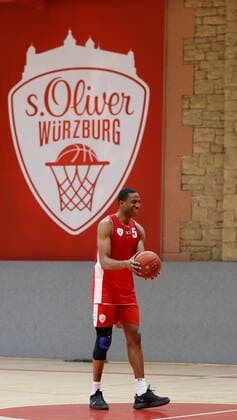 Sport Bilder des Tages Deutschland, Wuerzburg, Trainingszentrum s.Oliver Wuerzburg, 04.12.2020, emspor, emonline, despor, deonline, Training s.Oliver Wuerzburg mit Justin Sears Bild: v. li Startet Justin Sears (s.Oliver Wuerzburg) gegen Braunschweig erstmalig fuer s.Oliver Wuerzburg in der BBL, nach ueberstandener Verletzung Copyright: HMBxMedia xHeikoxBecker